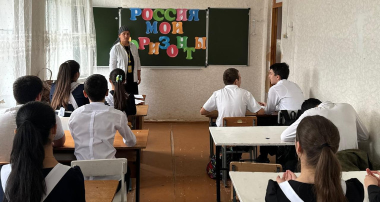В 9б классе Айбазова Л. Х-М. провела профориентационное занятие «Открой своё будущее».