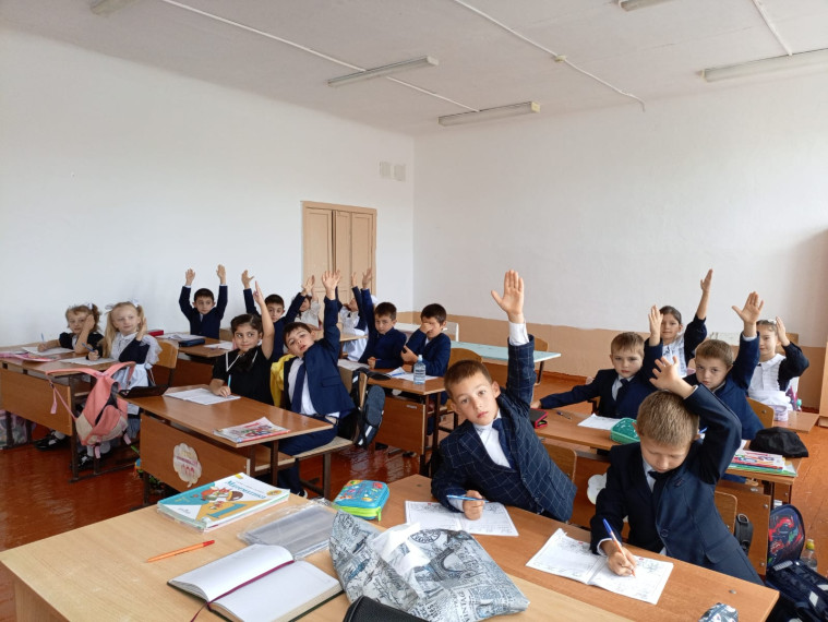 Акция «Спасибо, школа!» 1а класс поздравляет классного руководителя.