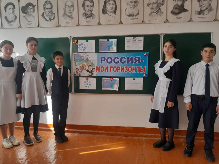 В 7б классе практико-ориентированное занятие посвящённое формуле выбора профессии.