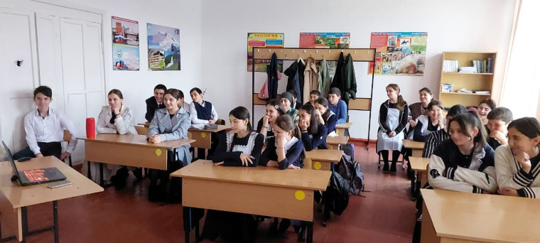 Советник директора по воспитанию и взаимодействию с детскими общественными объединениями и учащиеся 7б, 8б классов организовали кинолекторий..