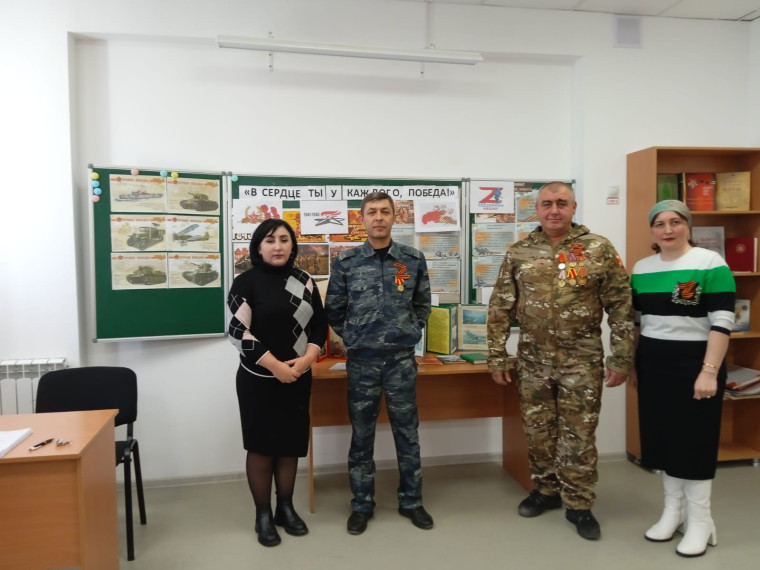 Школьную выставку посетили приглашённые гости участники СВО.