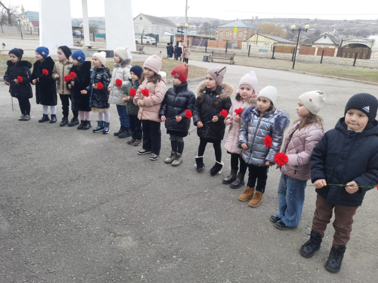 Экскурсия учащихся подготовительных классов к памятнику павшим в годы Великой Отечественной войны.