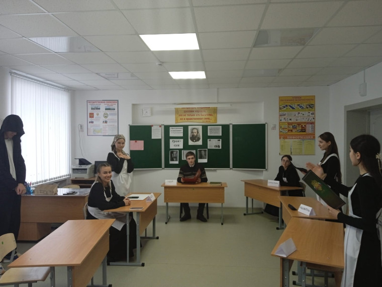 Урок- суд литературы и обществознания в 10 классе "Преступление и наказание".