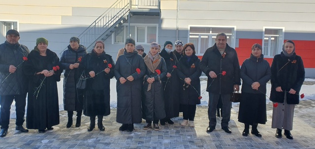 Возложение цветов к памятнику павшим воинам.