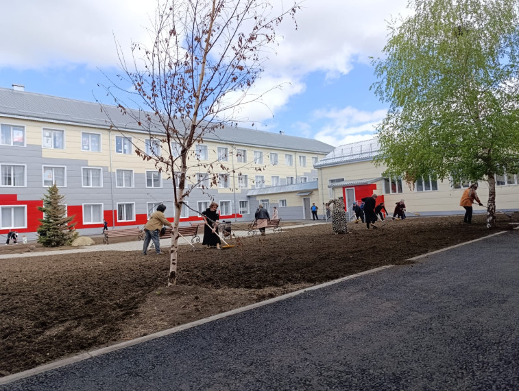 Сотрудники школы аула Новая Джегута приняли участие в акции «Цветущий май».